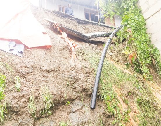 Nampak terpal dipasang pada lokasi longsor yang menimpa rumah warga di Kota Semarang, Senin (10/3). (Syahril Muadz | Mantranews.id)