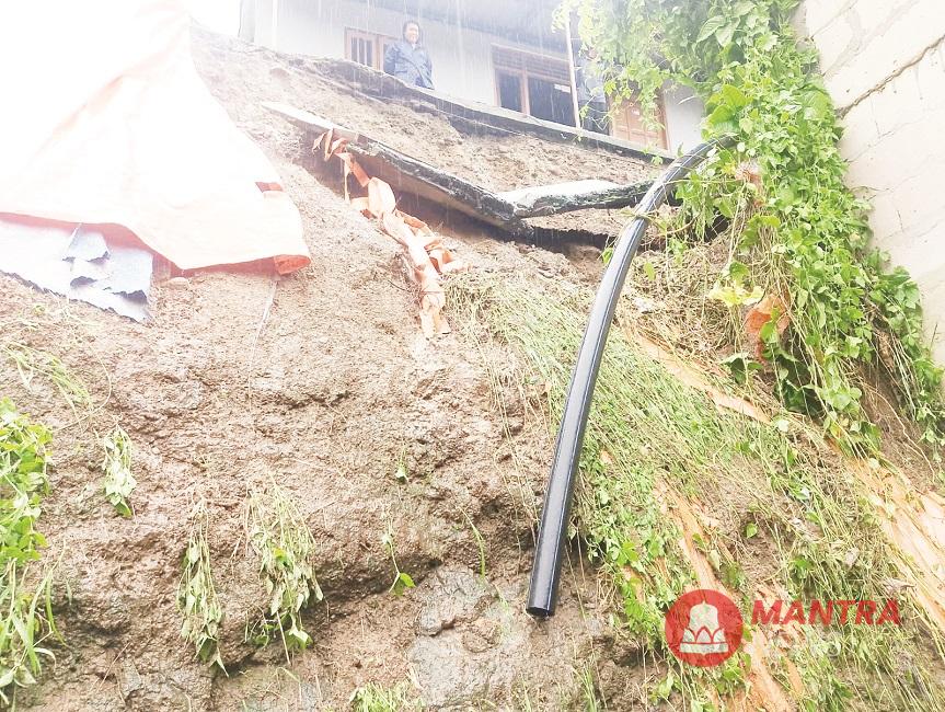Nampak terpal dipasang pada lokasi longsor yang menimpa rumah warga di Kota Semarang, Senin (10/3). (Syahril Muadz | Mantranews.id)