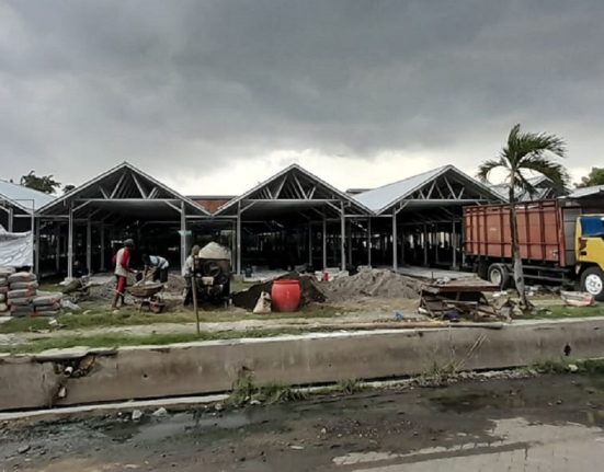 Sejumlah pekerja sedang membangunkan pasar darurat untuk pedagang Pasar Gubug yang terimbas kebakaran, beberapa waktu lalu. (DOK. Mantranews.id)