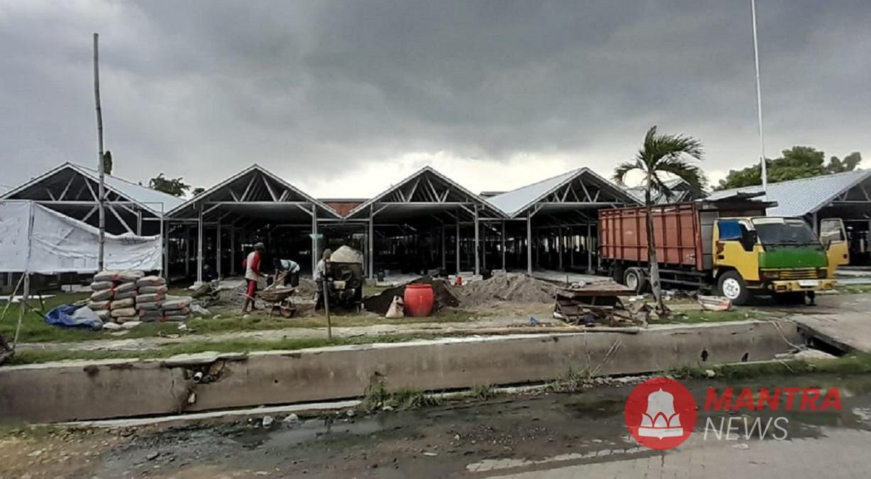 Sejumlah pekerja sedang membangunkan pasar darurat untuk pedagang Pasar Gubug yang terimbas kebakaran, beberapa waktu lalu. (DOK. Mantranews.id)