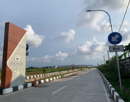 Nampak gerbang masuk Terminal Tipe A Kabupaten Demak di Jalan Pengapon Lingkar Demak, Desa Jogoloyo, Kecamatan Wonosalam, Kabupaten Demak. (M. Burhan | Mantranews.id)