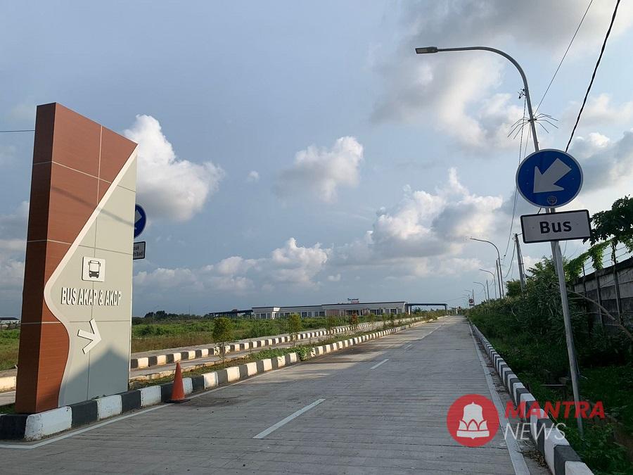 Nampak gerbang masuk Terminal Tipe A Kabupaten Demak di Jalan Pengapon Lingkar Demak, Desa Jogoloyo, Kecamatan Wonosalam, Kabupaten Demak. (M. Burhan | Mantranews.id)