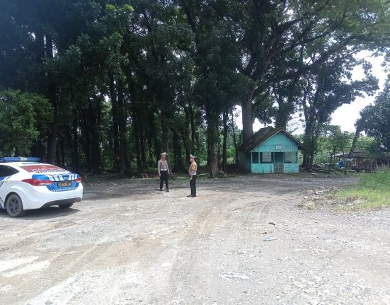 Sejumlah petugas Polres Grobogan sedang menyurvei lahan yang akan dipakai untuk dibangun rest area, belum lama ini. (AHMAD ABROR/LINGKAR)