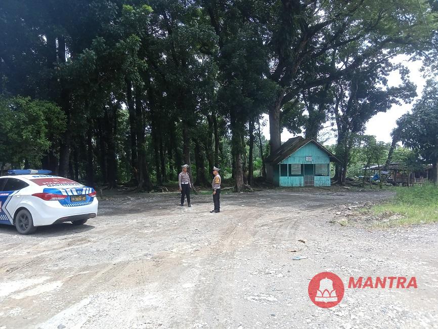 Sejumlah petugas Polres Grobogan sedang menyurvei lahan yang akan dipakai untuk dibangun rest area, belum lama ini. (AHMAD ABROR/LINGKAR)