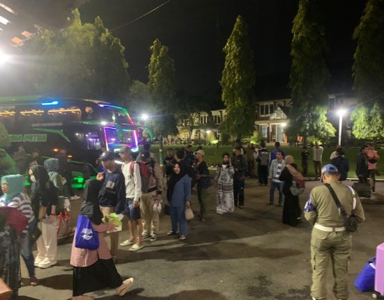 Puluhan pemudik turun dari bus yang mengangkut mereka dari tanah perantauan, bertempat di Pendopo Demak, Rabu malam (26/3). (M. Burhan A | Mantranews.id)