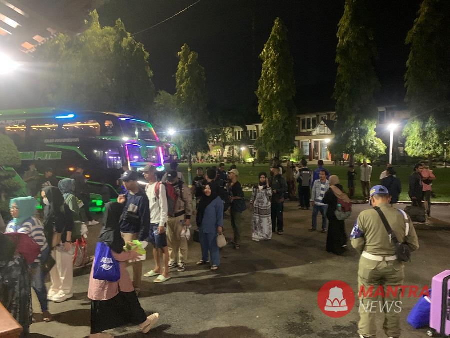 Puluhan pemudik turun dari bus yang mengangkut mereka dari tanah perantauan, bertempat di Pendopo Demak, Rabu malam (26/3). (M. Burhan A | Mantranews.id)