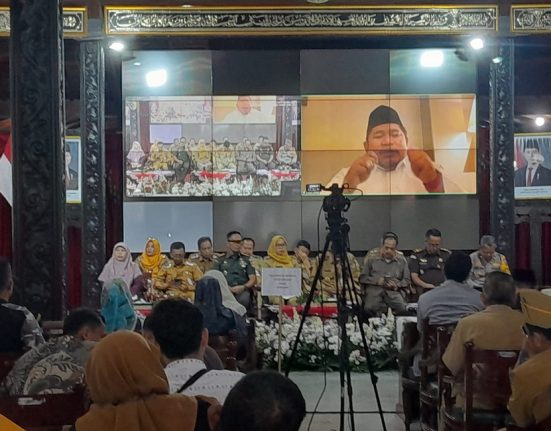 Ketua DPRD Demak, Zayinul Fatabsaat mengikuti Musrenbang melalui zoom meeting, belum lama ini. (M. Burhan | Mantranews.id)