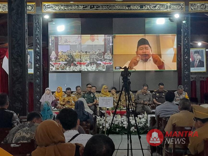 Ketua DPRD Demak, Zayinul Fatabsaat mengikuti Musrenbang melalui zoom meeting, belum lama ini. (M. Burhan | Mantranews.id)