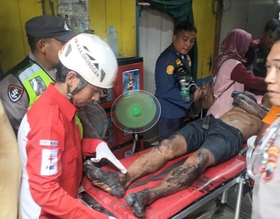 Seorang warga Tanjungrejo, Kecamatan Wirosari, Kabupaten Grobogan yang pingsan akibat menghirup gas beracun dievakuasi. (Dok. Pribadi for Mantranews.id)