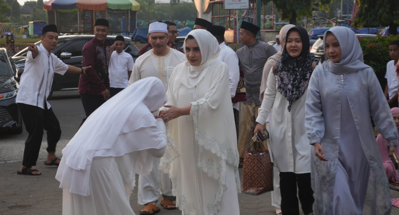 Bupati Pekalongan, Fadia Arafiq bersalaman dengan warga sebelum melaksanakan Sholat Idul Fitri 1446 H di Masjid Al Mutaram Kajen, Kabupaten Pekalongan, Senin (31/3/2025). (Fahri Akbar | Mantranews.id)