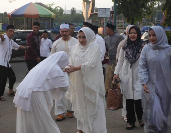 Bupati Pekalongan, Fadia Arafiq bersalaman dengan warga sebelum melaksanakan Sholat Idul Fitri 1446 H di Masjid Al Mutaram Kajen, Kabupaten Pekalongan, Senin (31/3/2025). (Fahri Akbar | Mantranews.id)