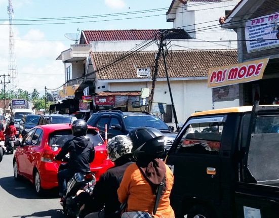 Sejumlah kendaraan bermotor melintas di jalan raya Tingkir (Salatiga) - Suruh (Kabupaten Semarang), baru-baru ini. (ANGGA ROSA/Mantranews.id) 