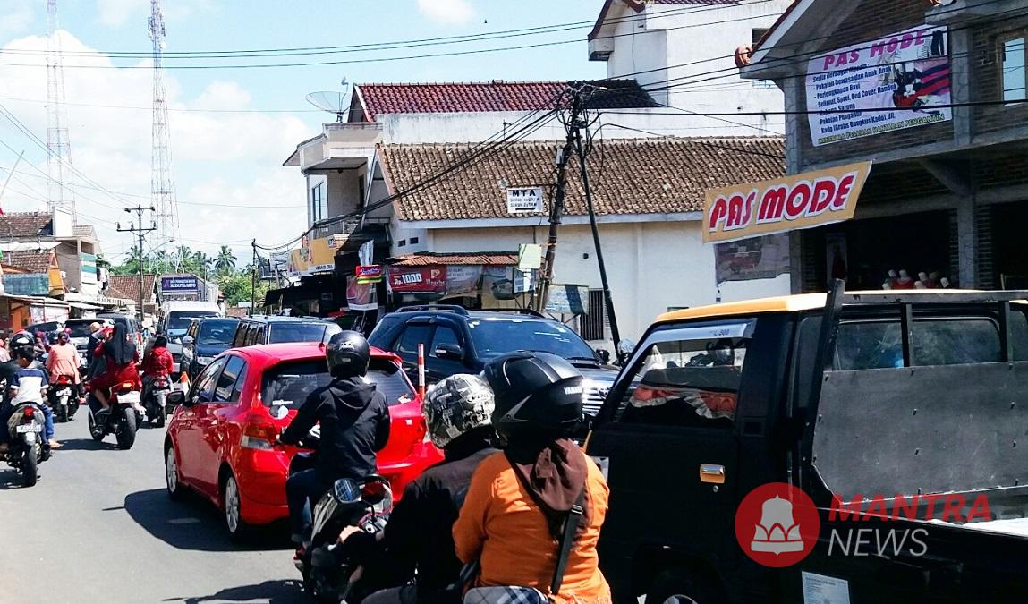 Sejumlah kendaraan bermotor melintas di jalan raya Tingkir (Salatiga) - Suruh (Kabupaten Semarang), baru-baru ini. (ANGGA ROSA/Mantranews.id) 