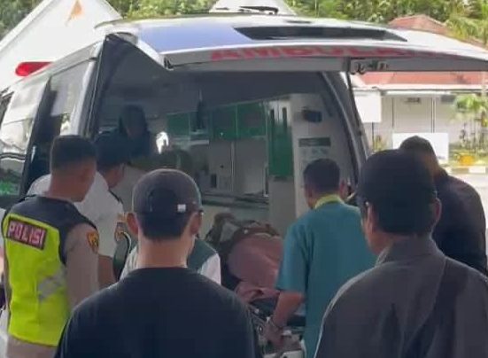 Petugas kesehatan membawa pemudik asal Sragen yang melahirkan di toilet Terminal Tipe A Tingkir, Salatiga, Kamis (27/3/2025). (Dok. Humas Terminal Tipe A Tingkir | Mantranews.id)