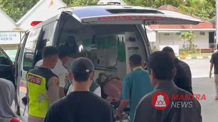 Petugas kesehatan membawa pemudik asal Sragen yang melahirkan di toilet Terminal Tipe A Tingkir, Salatiga, Kamis (27/3/2025). (Dok. Humas Terminal Tipe A Tingkir | Mantranews.id)