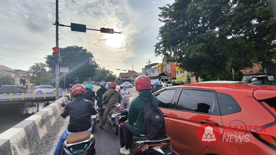 Situasi jalan pantura Kendal, Jawa Tengah yang mulai dipadati pemudik, Jumat (28/3).  (Arvian Maulana | Mantranews.id) 