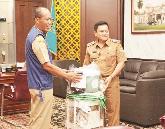 Wali Kota Salatiga Robby Hernawan memberikan parsel lebaran yang diberikan kepada dirinya dari seseorang ke Plt. Inspektur Muthoin di Kantor Wali Kota, Selasa (25/3). (Dok. Pribadi | Mantranews.id)