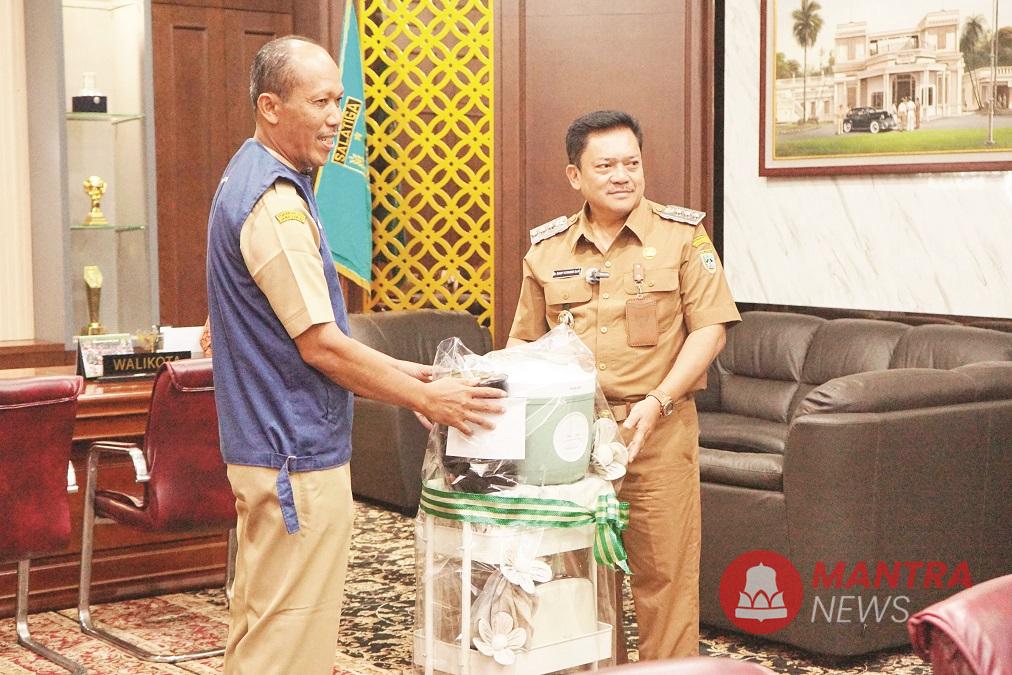Wali Kota Salatiga Robby Hernawan memberikan parsel lebaran yang diberikan kepada dirinya dari seseorang ke Plt. Inspektur Muthoin di Kantor Wali Kota, Selasa (25/3). (Dok. Pribadi | Mantranews.id)