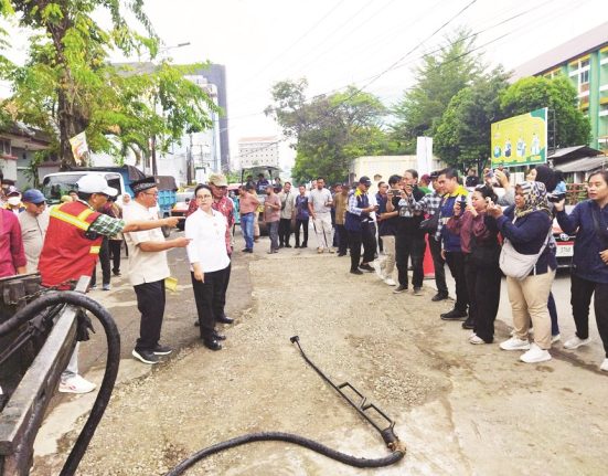 Wali Kota dan Wakil Wali kota Semarang Agustina dan Iswar meninjau lokasi perbaikan Jalan K.H. Ahmad Dahlan Semarang, Jumat (7/3). (Syahril Muadz | Mantranews.id)