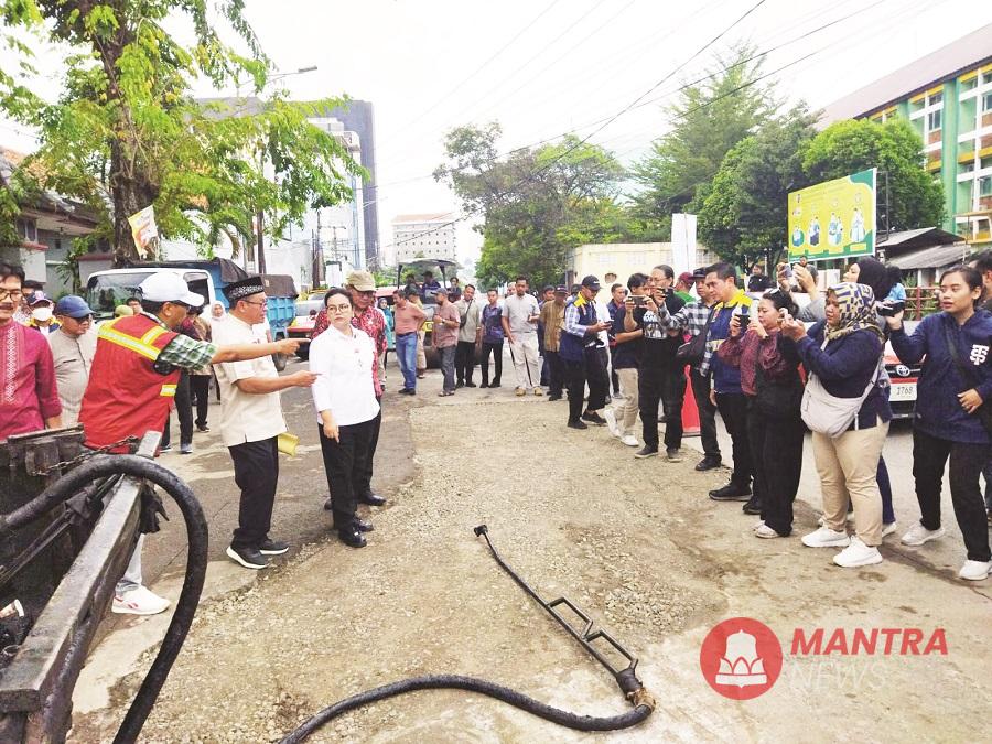Wali Kota dan Wakil Wali kota Semarang Agustina dan Iswar meninjau lokasi perbaikan Jalan K.H. Ahmad Dahlan Semarang, Jumat (7/3). (Syahril Muadz | Mantranews.id)