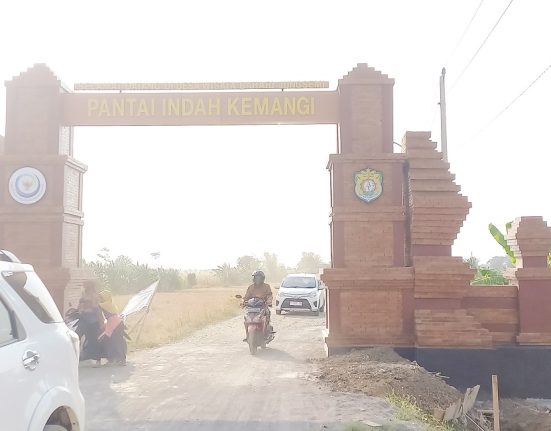 Nampak gerbang menuju Pantai Indah Kemangi (PIK) yang terletak di Desa Jungsemi, Kecamatan Kangkung, Kendal. (Arvian Maulana | Mantranews.id)