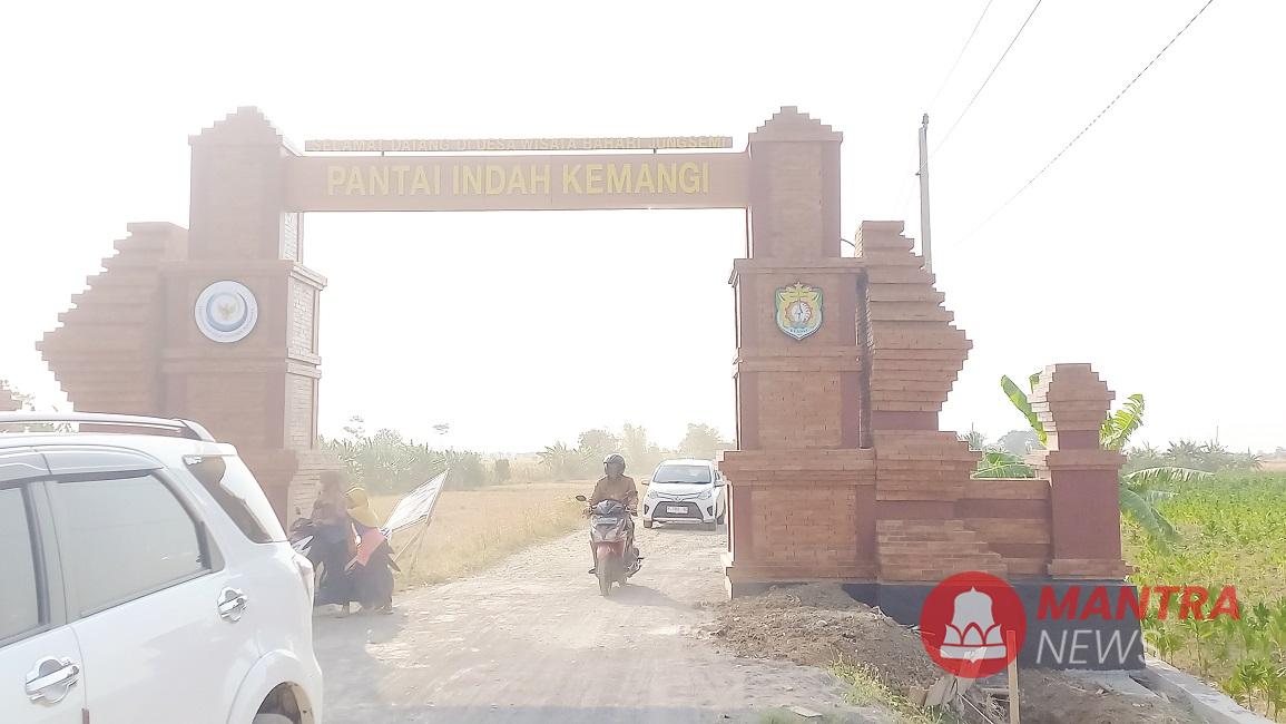 Nampak gerbang menuju Pantai Indah Kemangi (PIK) yang terletak di Desa Jungsemi, Kecamatan Kangkung, Kendal. (Arvian Maulana | Mantranews.id)