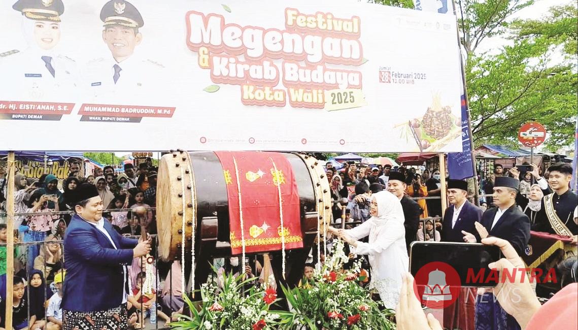 Bupati Demak Eisti’anah memukul bedug sebagai tanda dibukanya Festival Megengan, Jumat (28/2). (M. Burhanuddin A. | Mantranews.id)