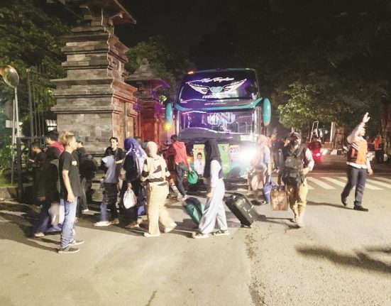 Sejumlah warga Demak yang mudik dari perantauan tiba di Pendopo Kabupaten Demak, tahun lalu. (M. Burhan A | Mantranews.id)
