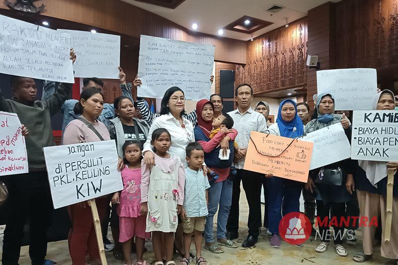 Wali Kota Semarang Agustina Wilujeng Pramestuti bersama para pedagang kaki lima (PKL) yang biasa mangkal di Kawasan Industri Wijayakusuma (KIW) Semarang. (Anta | Mantranews.id)