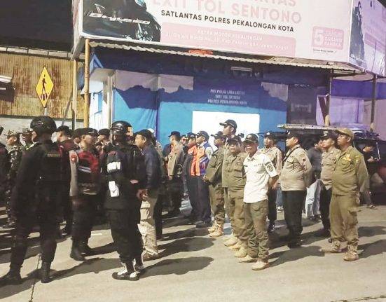 Anggota gabungan dari Satpol P3KP bersama kepolisian Kota Pekalongan sedang berpatroli menertibkan aksi balap liar, belum lama ini. (Fahri Akbar | Mantranews.id)