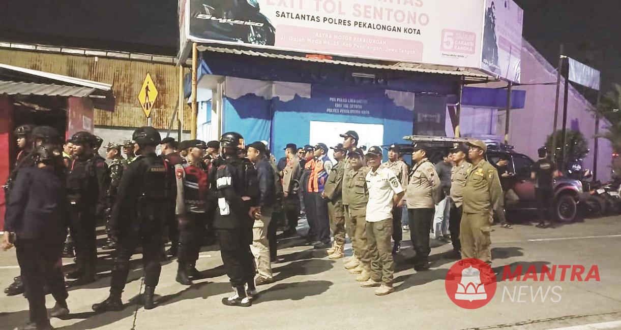 Anggota gabungan dari Satpol P3KP bersama kepolisian Kota Pekalongan sedang berpatroli menertibkan aksi balap liar, belum lama ini. (Fahri Akbar | Mantranews.id)
