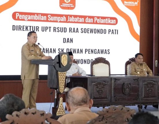 Bupati Pati Sudewo saat melantik Direktur RSUD RAA Soewondo Rini di Pendopo Kabupaten Pati, pada Senin, 3 Maret 2025.