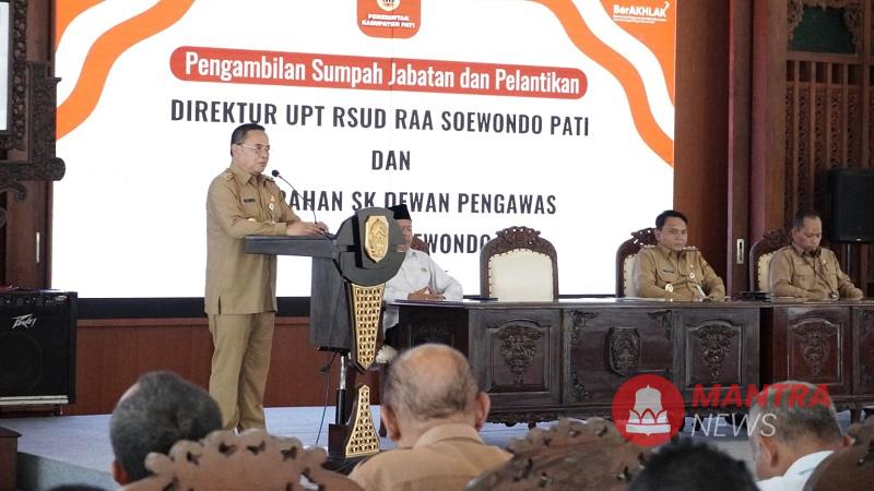 Bupati Pati Sudewo saat melantik Direktur RSUD RAA Soewondo Rini di Pendopo Kabupaten Pati, pada Senin, 3 Maret 2025.