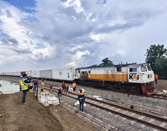 Sebuah kereta api melewati jalur kereta antara Stasiun Gubug - Stasiun Karangjati Kabupaten Grobogan yang sempat terendam banjir, Minggu (9/3). (DOK. HUMAS KAI DAOP 4 SEMARANG | MANTRANEWS.ID)