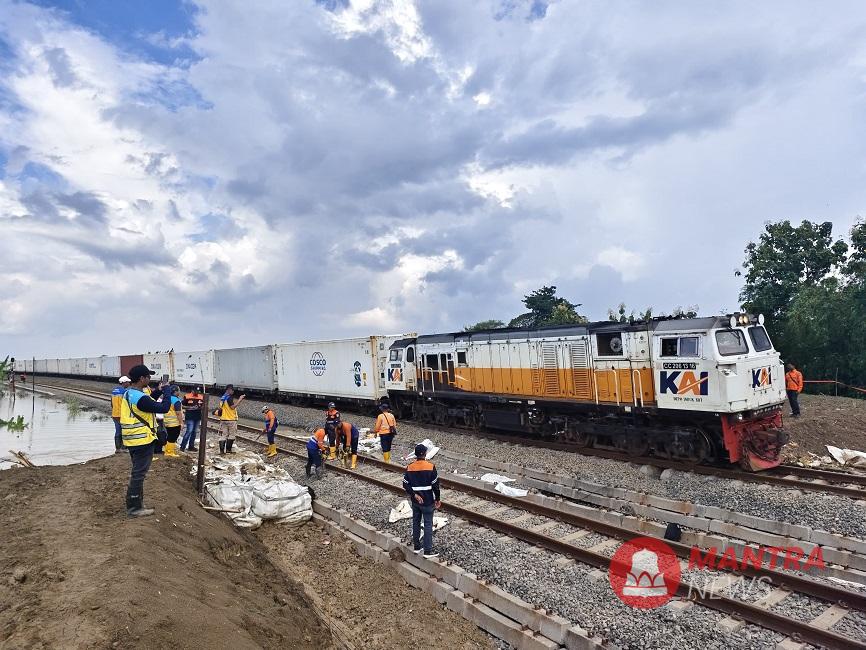 Sebuah kereta api melewati jalur kereta antara Stasiun Gubug - Stasiun Karangjati Kabupaten Grobogan yang sempat terendam banjir, Minggu (9/3). (DOK. HUMAS KAI DAOP 4 SEMARANG | MANTRANEWS.ID)