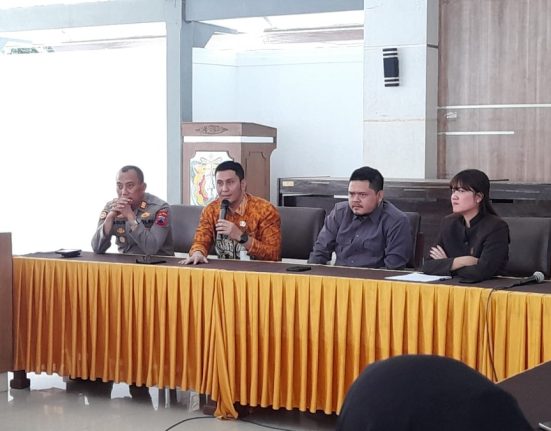 Kepala Badan Kesbangpol Kendal Alfebian Yulando (kedua dari kiri), anggota Komisi D DPRD Kendal Rizky Aritonang (kedua dari kanan), dan Ketua Komisi C DPRD Kendal Sisca Meritania hadir dalam musyawarah soal rusaknya jalan di Kecamatan Weleri akibat aktivitas truk, Jumat (14/3). (Arvian Maulana | Mantranews.id)