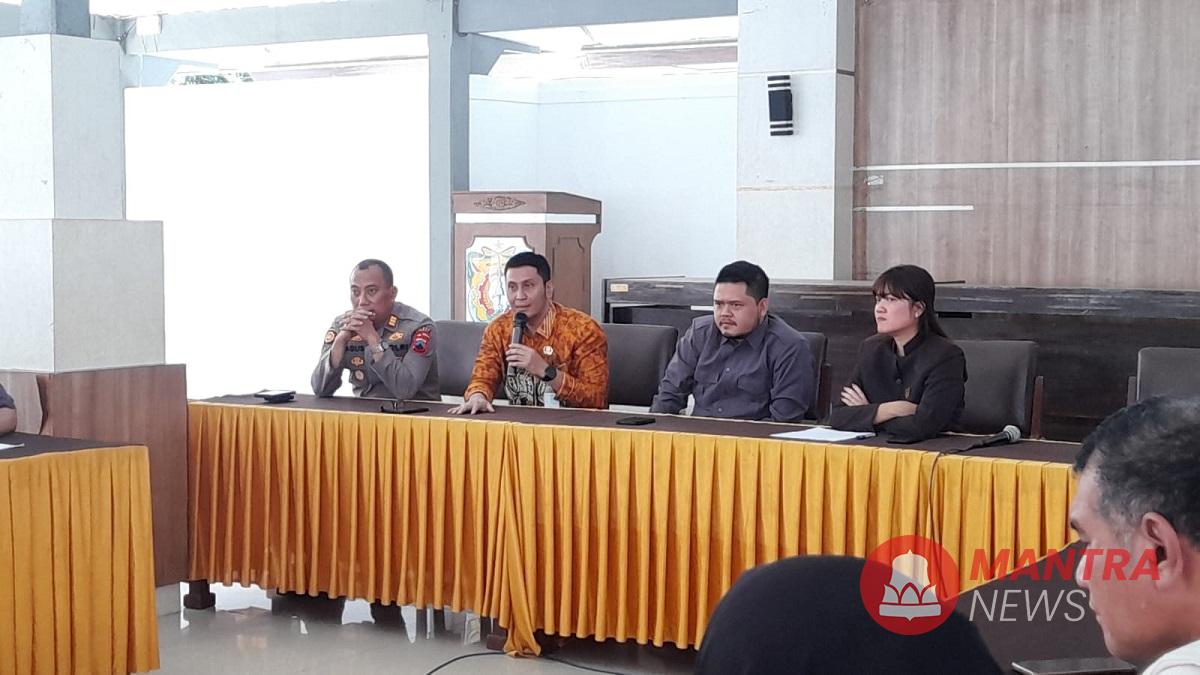 Kepala Badan Kesbangpol Kendal Alfebian Yulando (kedua dari kiri), anggota Komisi D DPRD Kendal Rizky Aritonang (kedua dari kanan), dan Ketua Komisi C DPRD Kendal Sisca Meritania hadir dalam musyawarah soal rusaknya jalan di Kecamatan Weleri akibat aktivitas truk, Jumat (14/3). (Arvian Maulana | Mantranews.id)