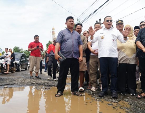 Bupati Pati Sudewo tinjau jalan rusak Tayu-Dukuhseti, Sabtu (29/3/2025)