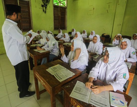 Para siswa sedang belajar bersama gurunya. (Anta | mantranews.id)