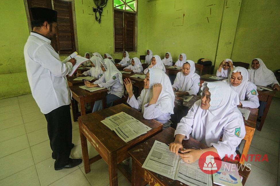Para siswa sedang belajar bersama gurunya. (Anta | mantranews.id)