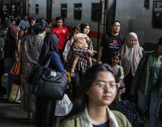Para pemudik tiba di stasiun tujuan di wilayah Daop 4 Semarang. (Anta | Mantranews.id)