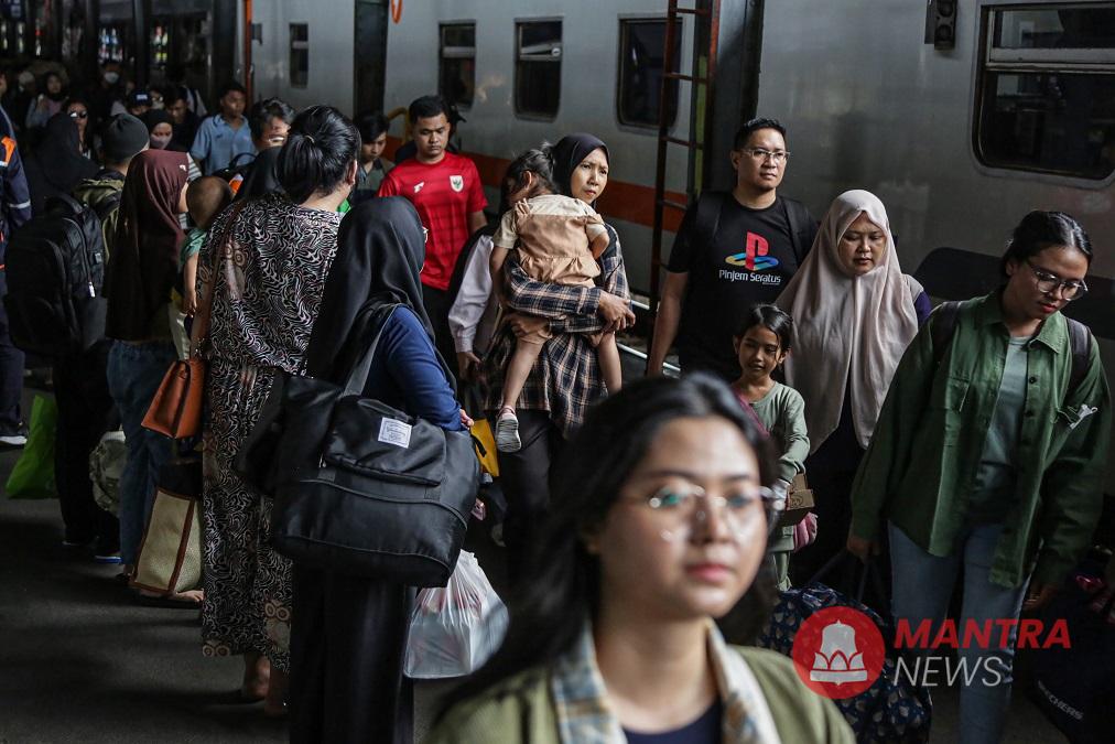 Para pemudik tiba di stasiun tujuan di wilayah Daop 4 Semarang. (Anta | Mantranews.id)
