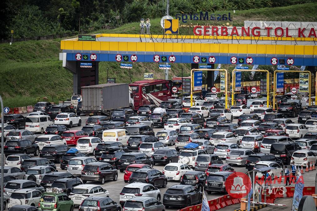 Puluhan kendaraan antre utnuk masuk melalui GT Kalikangkung menuju GT Bawen Semarang, Sabtu sore (29/3). (Anta | Mantranews.id)