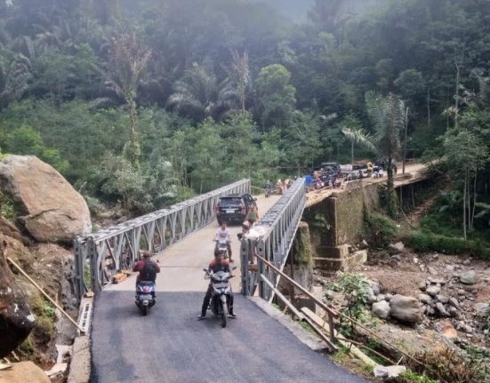 Warga Kecamatan Petungkriyono, Kabupaten Pekalongan menjajal jembatan bailey yang baru saja selesai dibangun, Jumat (14/3). (Fahri Akbar | Mantranews.id)
