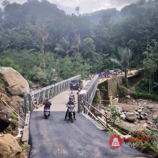 Warga Kecamatan Petungkriyono, Kabupaten Pekalongan menjajal jembatan bailey yang baru saja selesai dibangun, Jumat (14/3). (Fahri Akbar | Mantranews.id)