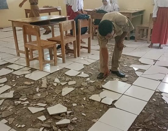 Lantai kelas SDN 2 Sumengko, Desa Bodeh, Kecamatan Randublatung, Blora, rusak parah dan mengganggu proses belajar siswa. (Hanafi | Mantranews.id)