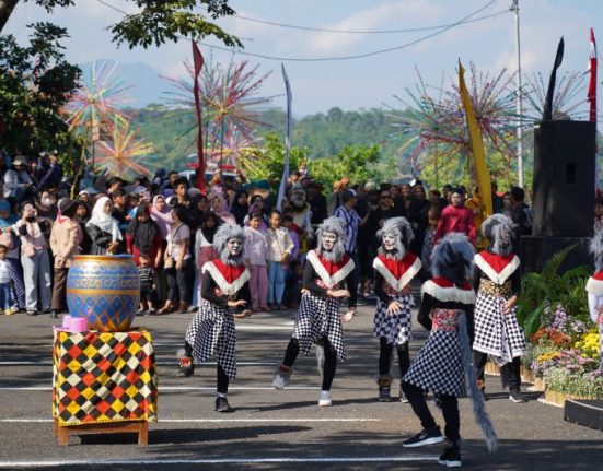 Pagelaran Kirab Sesaji Rewanda tahun lalu. (Anta | Mantranews.id)