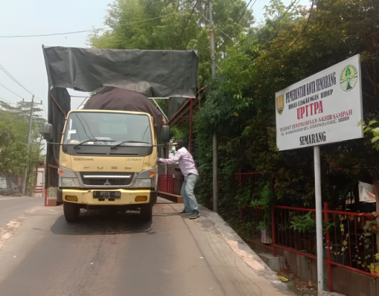 Truk pengangkut sampah milik Dinas Lingkungan Hidup Kota Semarang. (Anta | Mantranews.id)