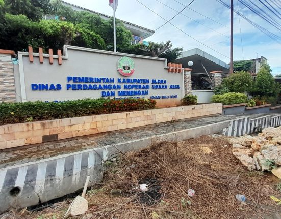 Nampak depan Landmark gedung Disdagkop-UKM Kabupaten Blora. (Eko Wicaksono | Mantranews.id)
