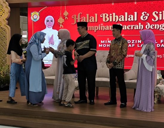 Bupati Kendal Dyah Kartika Permanasari beserta suami dan Wakil Bupati Kendal Benny Karnadi beserta istri saat menerima tamu di Pendopo Kendal, Selasa (1/4). (Arvian Maulana | Mantranews.id)